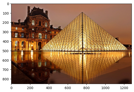 Une symétrie appliquée au Louvre.